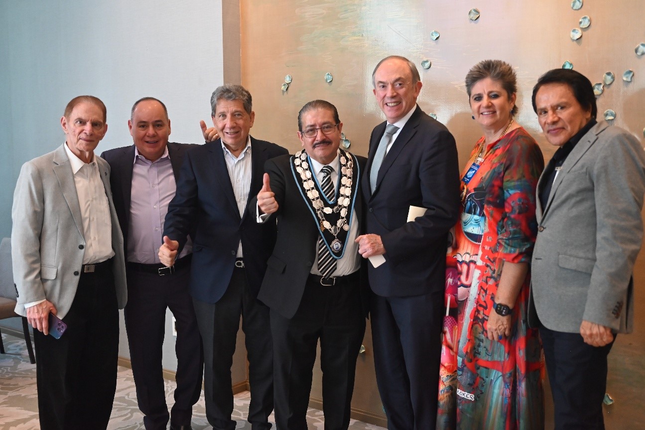Ricardo Córdova, Presidente del Club Skål CDMX acompañado de Skålegas.