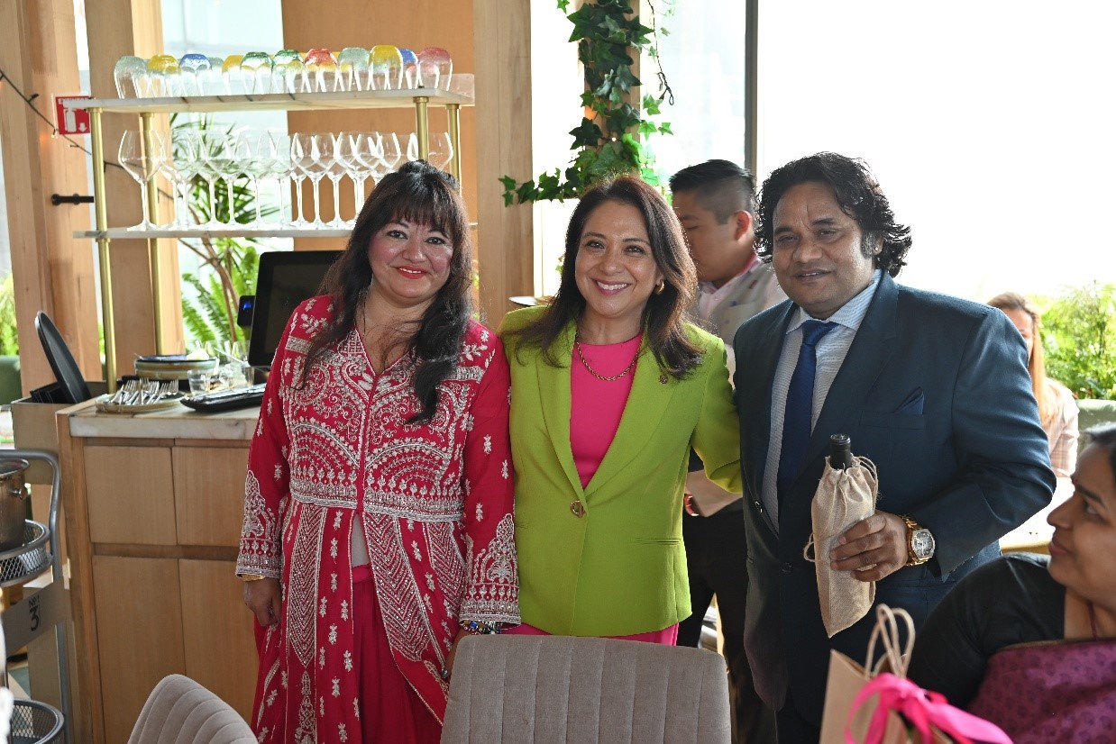 Claudia González Presidenta de AFEET acompañada de Carmen Vázquez y Vinay Sharma de TITL.