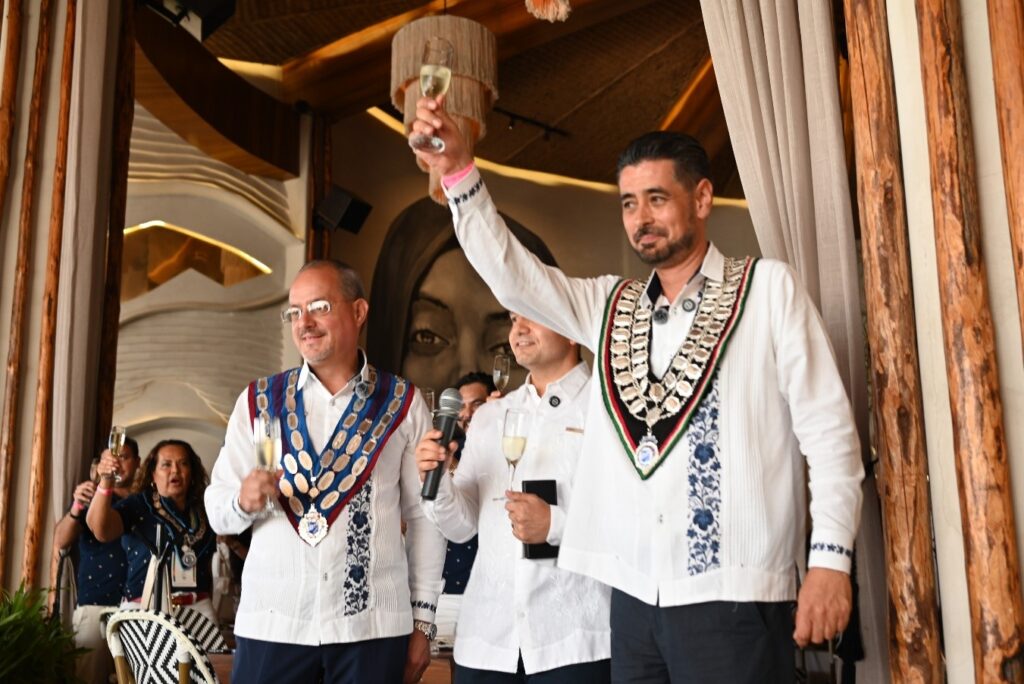 Rodrigo Álvarez, Presidente Nacional de Skål México y Alejandro Domínguez, Presidente del Club Skål Acapulco.