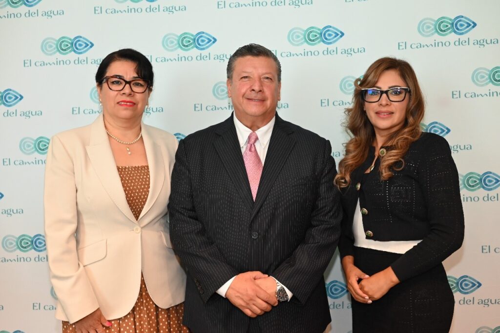 Rosa Isela Estrada, Juan Carlos Hinojosa y Karina Vázquez.