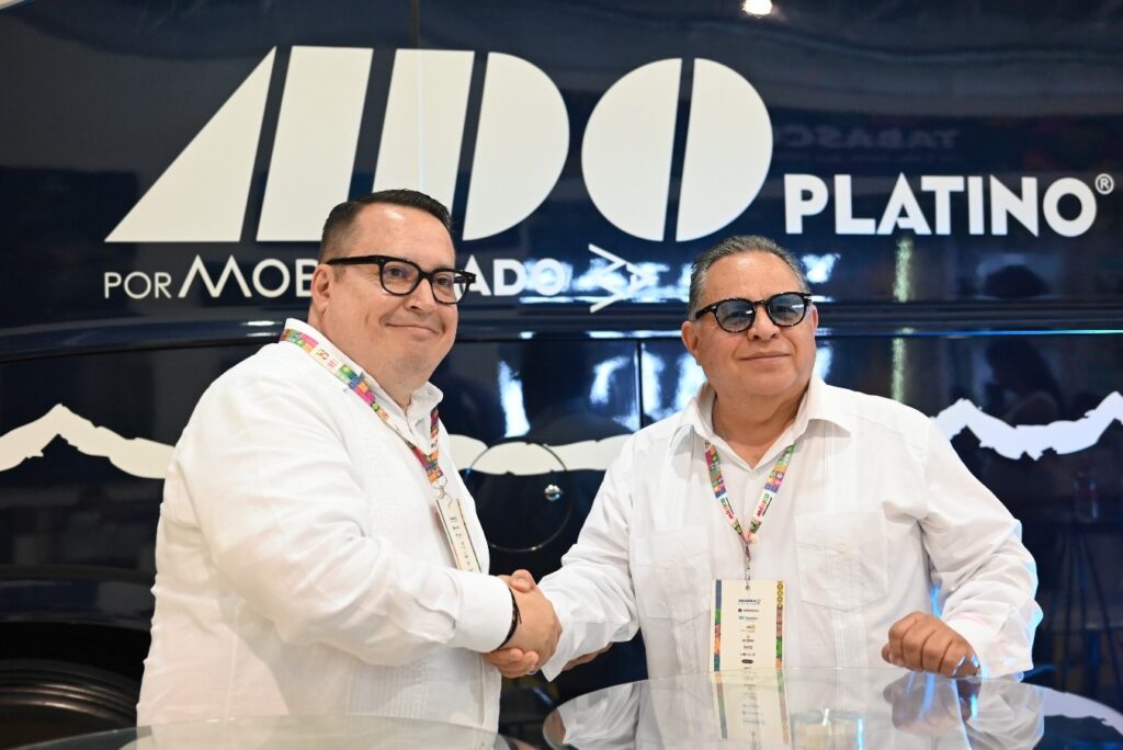 Víctor Cortés, Gerente General de Turismo de Mobility ADO y Juan Antonio Gasca, Director Comercial de Aztlán Feria de Chapultepec.