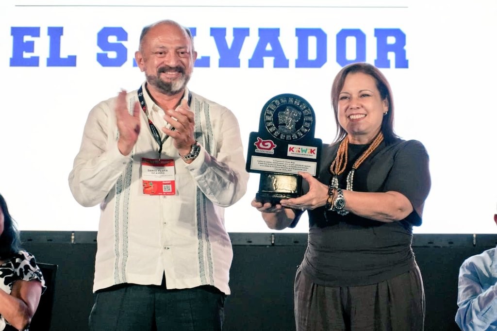 Entrega de la estafeta de K’íiwik: Feria Turística del Mundo Maya a El Salvador, país que será sede de la edición 2028.