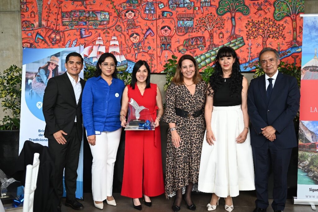 Equipo de MAS Servicios durante la celebración del 49 aniversario de CONFETUR.