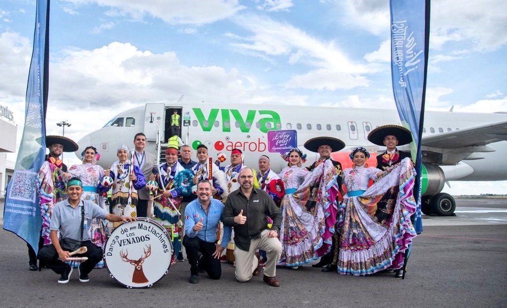 Secretario de Turismo de Aguascalientes, Mauricio González López y el director de Comunicación Corporativa de Viva, Walfred Castro.