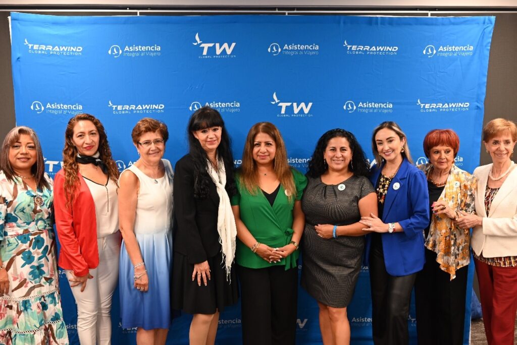 Teresa Hernández, Presidente de CONFETUR acompañada de socias.