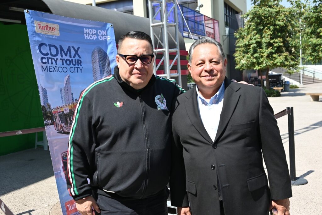 Víctor Cortés, Gerente General Turismo de MobilityADO y Juan Antonio Gasca, Director de Operación de Aztlán.
