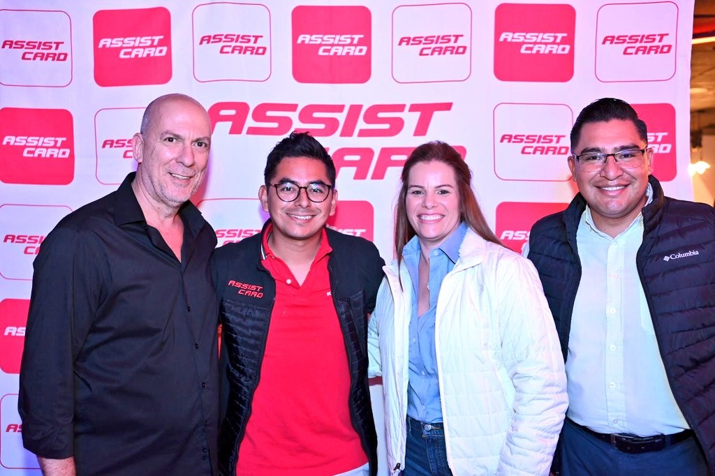 Carlos Bricka, Country Manager de Assist Card para México y colaboradores.