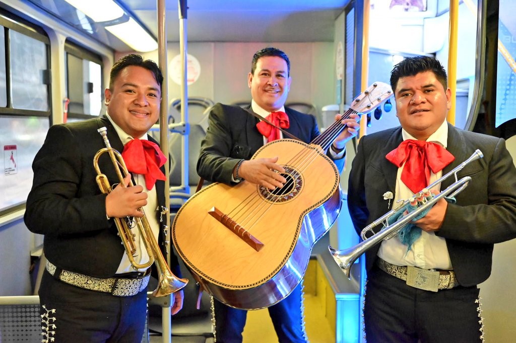 Déjate llevar por la música y canta con el corazón en cada momento.