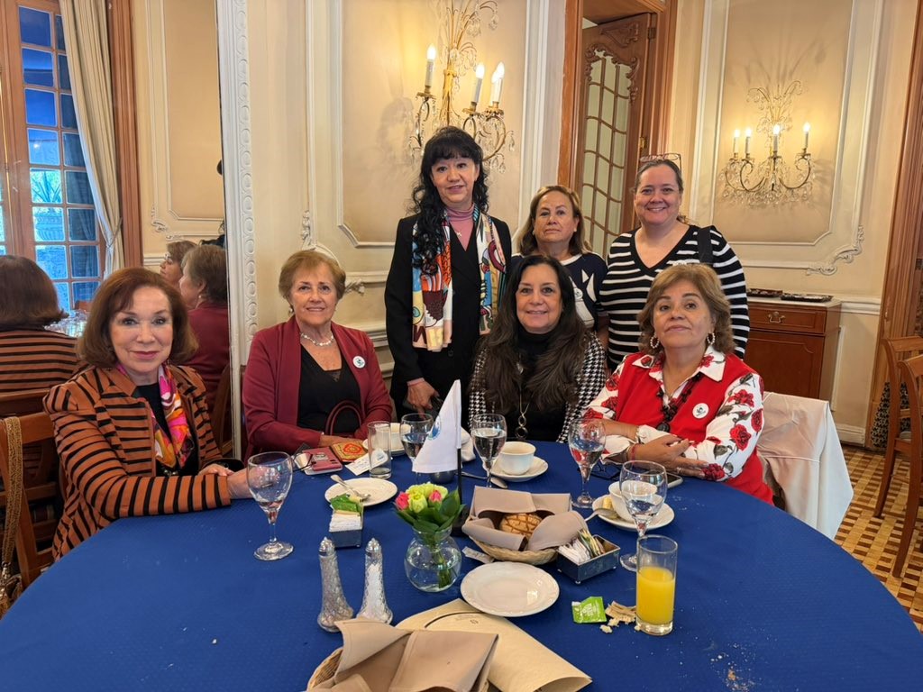 Teresa Hernández, Presidente de CONFETUR acompañada de socias en University Club.