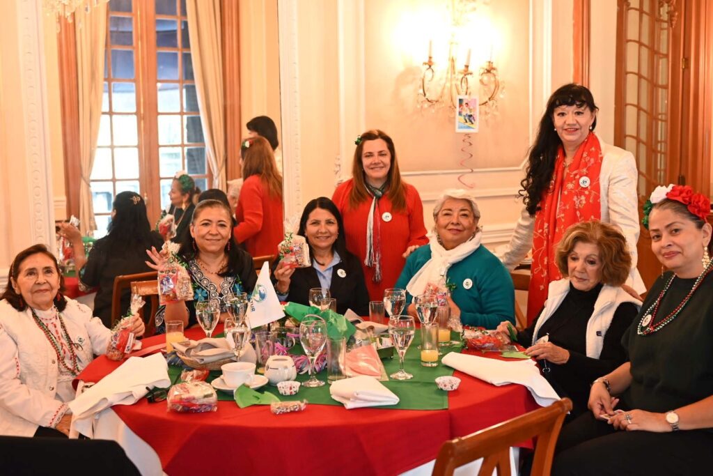 Teresa Hernández acompañada de socias de CONFETUR en celebración patria.