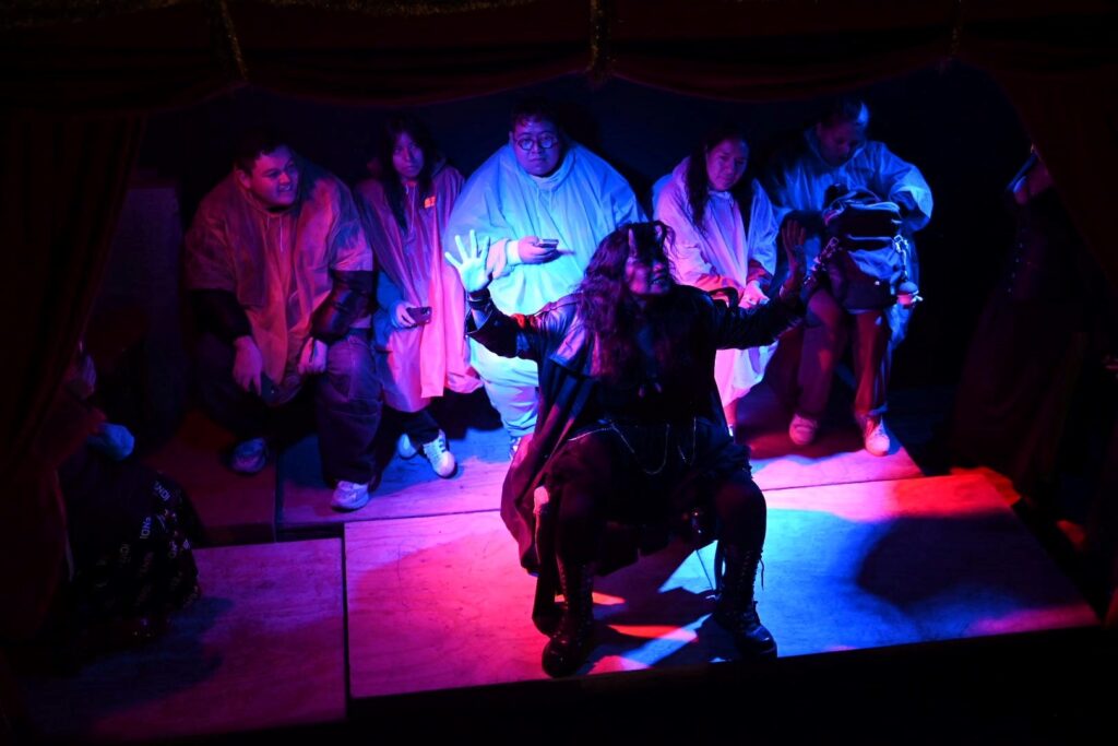 Durante el recorrido se descubrirán escenarios misteriosos entre ellos el Teatro del Corral.