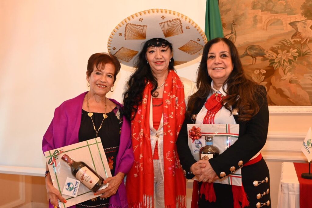 Reconocimientos CONFETUR a las ganadoras de trajes típicos mexicanos.