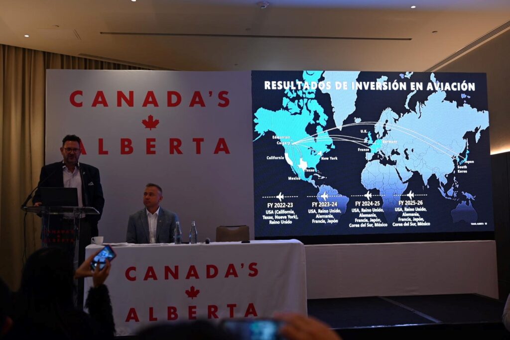 Andrew Boitchenko, Ministro de Turismo y Deporte de Alberta, y David Goldstein, Presidente y CEO de Travel Alberta.