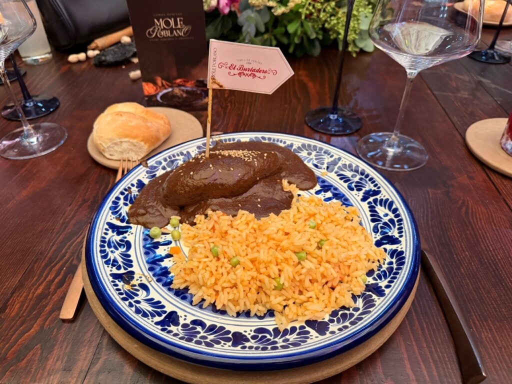 Comida homenaje “Entre sabores y grandeza” dedicada al Mole Poblano.